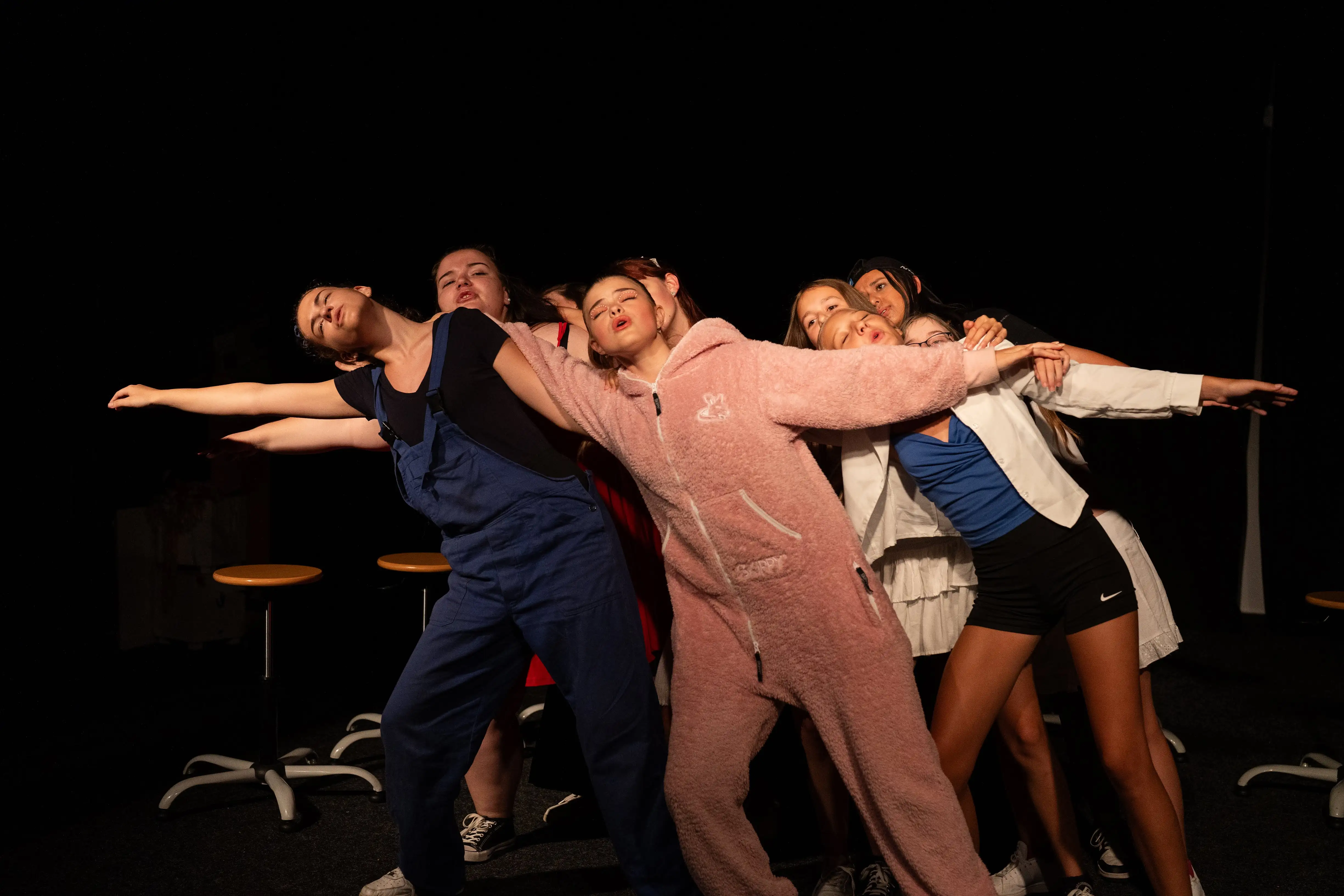 Skupinová fotka účastníků divadelního tábora